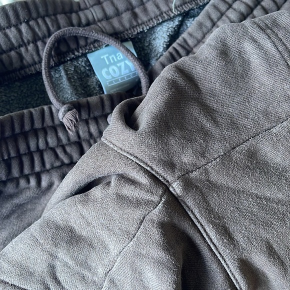 Aritzia TNA Cozy Fleece Boyfriend 5” Shorts — Medium GD Rich Mocha Brown - Picture 6 of 9